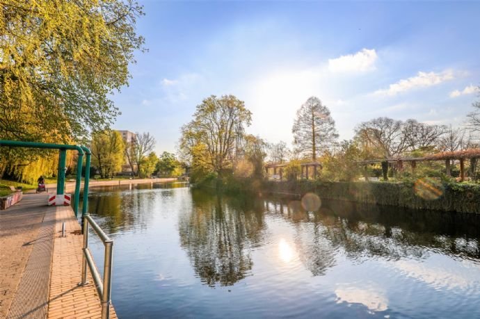 EXKLUSIVE 2 ZIMMER DESIGNER-WOHNUNG vom Stardesigner in historischer Lage mit Wasserblick