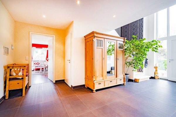 Eingangsbereich mit großen Fenstern