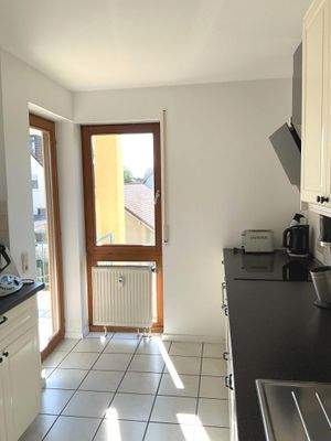 Küche mit Zugang zum Balkon