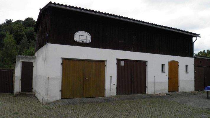 Großes Nebengebäude mit Garage u. Stall