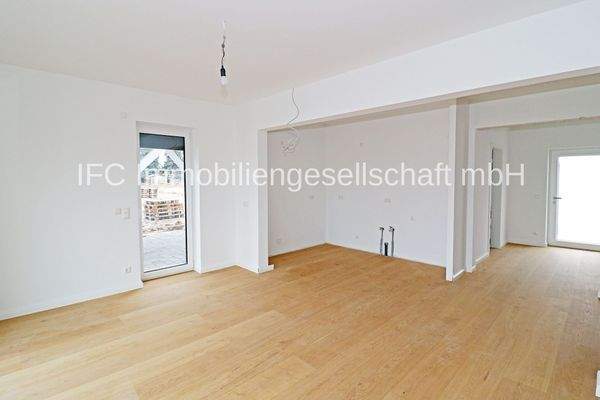 Wohnzimmer mit Küche im EG