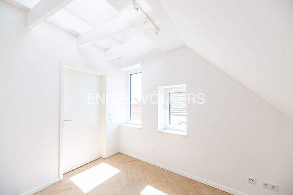 Das 2. Zimmer, welches als Schlafzimmer, Büro, Gästezimmer, oder Bibliothek Verwendung finden kann