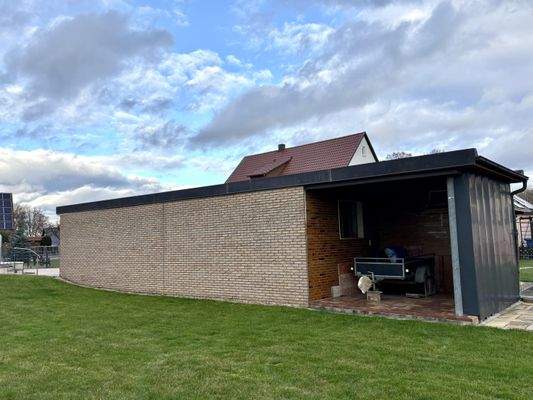 Garage mit Werkstatt und Freisitz