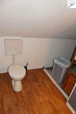 WC im DG (vor Einzug des jetzigen Mieters)