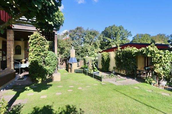 Räucherofen und Werkstatt