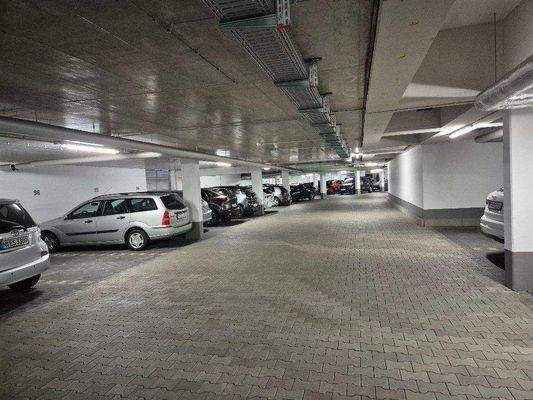 breit angelegte Tiefgarage