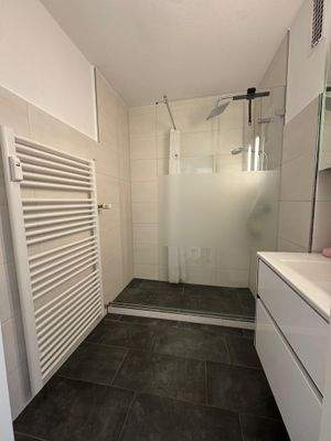 Badezimmer mit bodentiefer Dusche