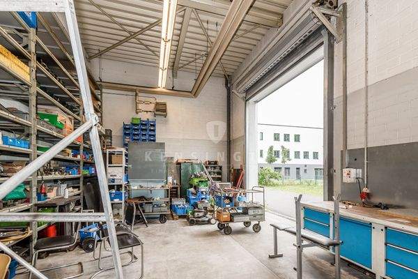 Anlieferungszone mit Rolltor