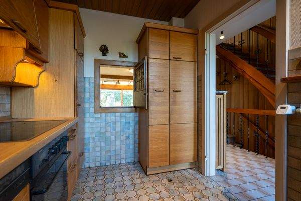 Küche mit Durchreiche