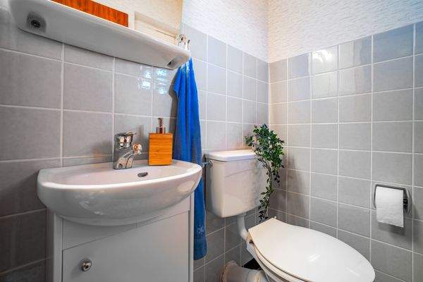 Für Gäste steht ein weiteres WC zur Verfügung.