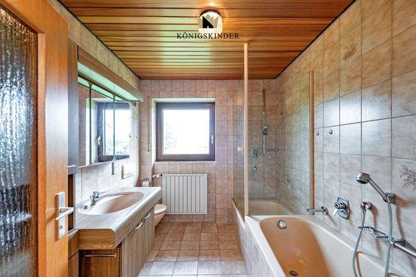 ...direkt daneben das Bad - die Morgensonne lacht hinein...