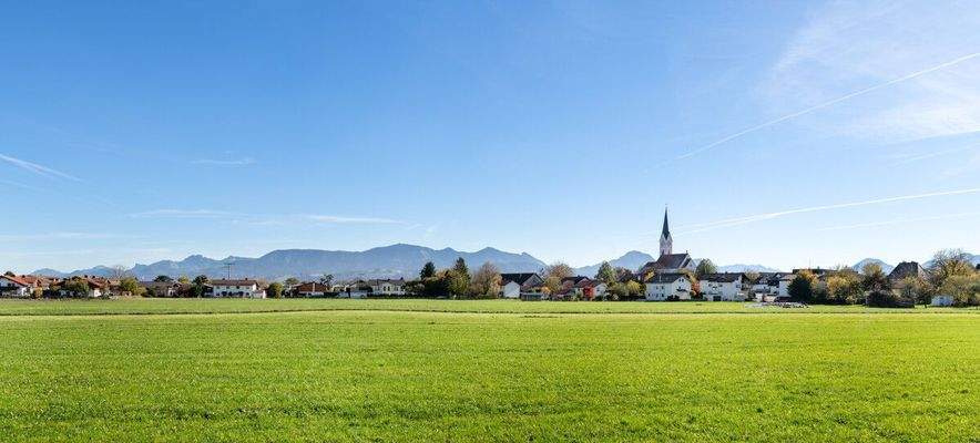 Weite Aussicht mit Bergkulisse