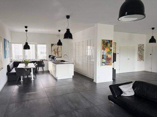 Wohn-/Esszimmer mit offener Küche