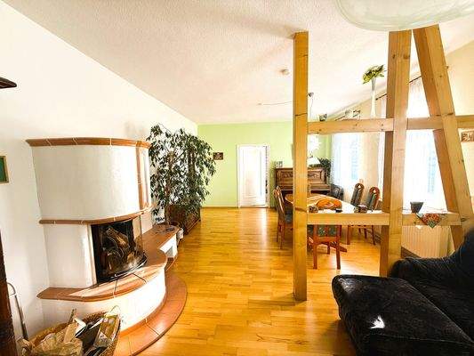 Wohnzimmer mit Kamin 1.OG