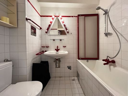 Bad mit Wanne und WC