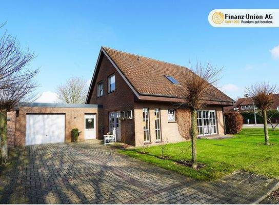 Außenansicht mit Logo