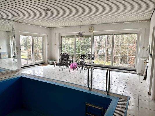 Relaxzone im Poolbereich