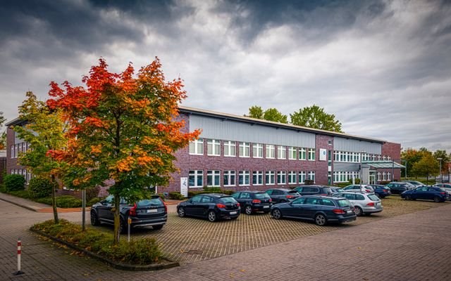 Außenfassade A mit Parkplatz, Eck_2020-10-14 GITZ 