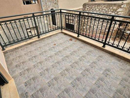 Kreta, Koutouloufari: Haus im Dorfzentrum mit großer Dachterrasse mit herrlichem Blick auf Hersonissos und das Meer zu verkaufen