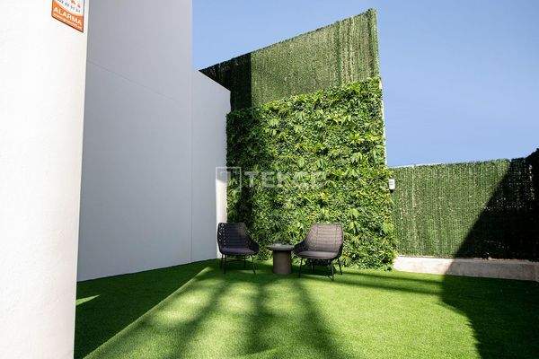 Villas Offering Views of the Sea and Mountains in Alicante