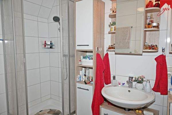Whg. 2: Badezimmer mit Dusche