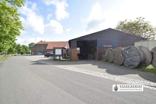 Große Halle mit 3 Zu- und Durchfahrtstoren