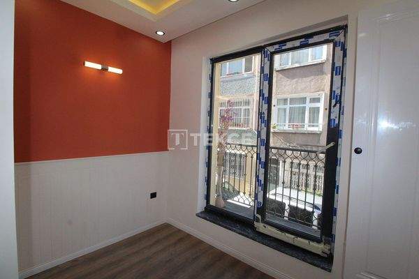 Renovated Building 600 Meters from the Sea in Fatih