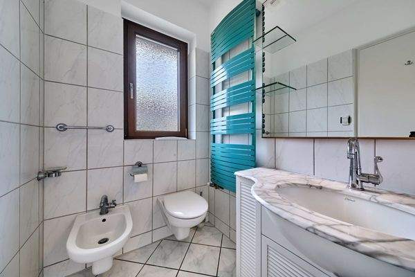 1st Floor: Quarter bathroom with bidet