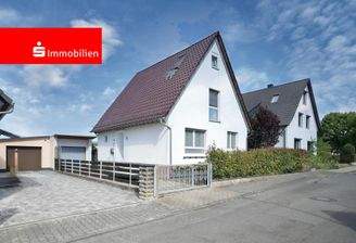 KI-generiert: Straßenansicht