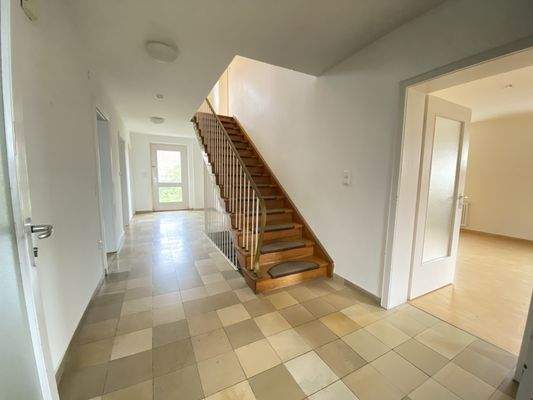 Hausflur mit Blick zum Wohnzimmer