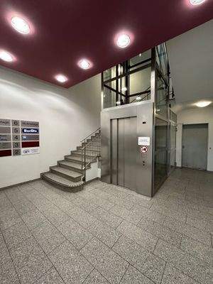 Treppenhaus und Aufzug