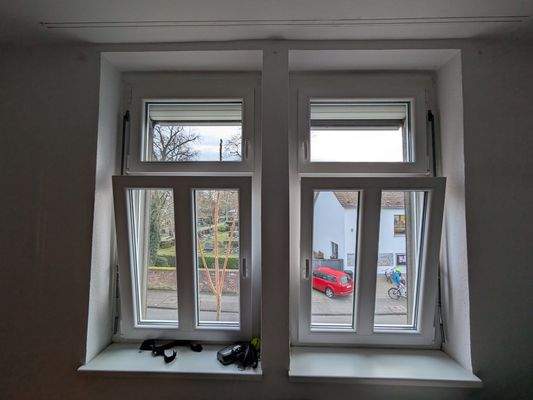 Kunststofffenster aus 2007 mit Rollläden rundum