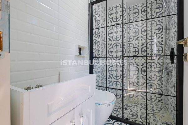 Key-Ready Whole Building in Fatih 100 m from Arterial Road