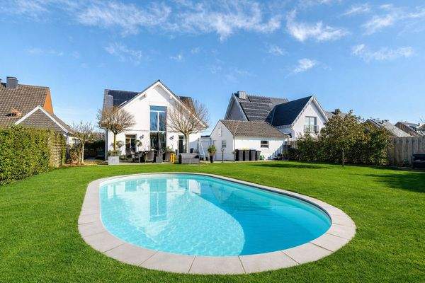 großer Pool im Garten