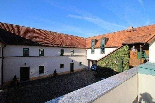 Blick von der Dachterrasse auf den Innenhof