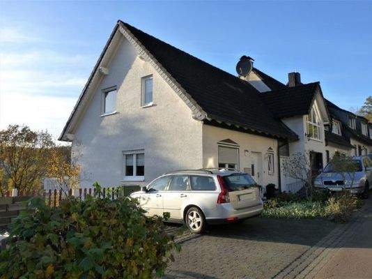 02 Straßenansicht des gesamten Gebäudes