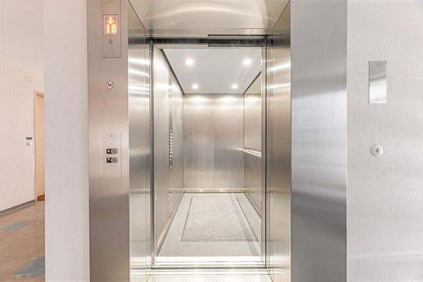 Aufzug (2025 modernisiert)