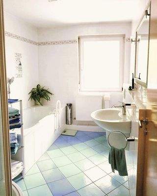 Bad m. Wanne u. Dusche