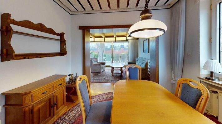 Esszimmer mit Durchgang zur Küche