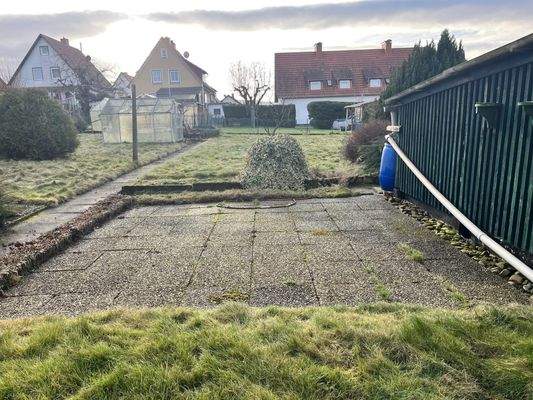 Blick in den Garten mit Freisitz