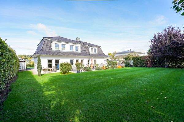 Blick aus Garten zum Haus