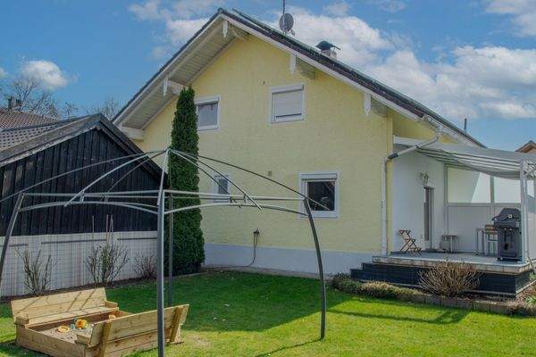 Rückansicht mit Sandkasten