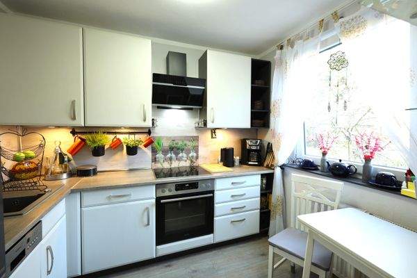 Küche mit Raum für eine kleine Sitzgruppe