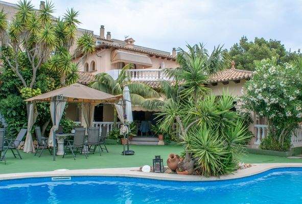 Große Villa mit Pool