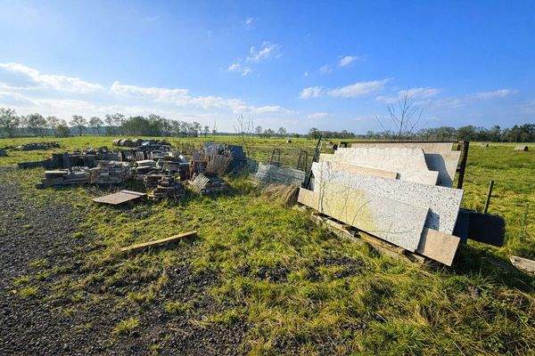 Fläche neben dem Haus