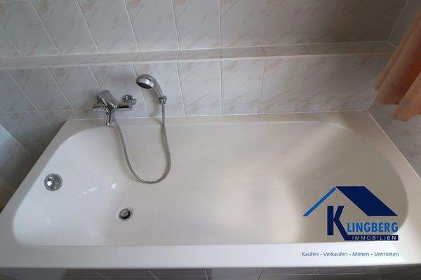 Tageslichtbad mit Wanne im OG