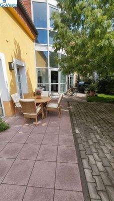 mind. 40m² Terrasse wartet auf Nutzer - (KI generiert)