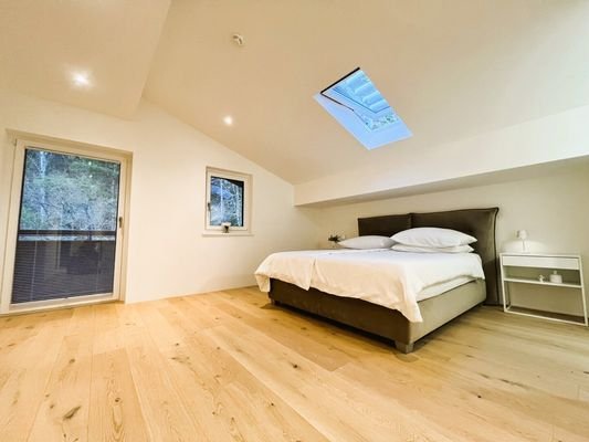 Schlafzimmer mit Zugang zu überdachtem Nord-Balkon
