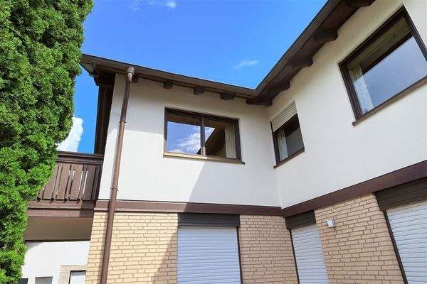 Haus Fenster und Rollos