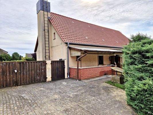 Hof mit Blick zum Haus